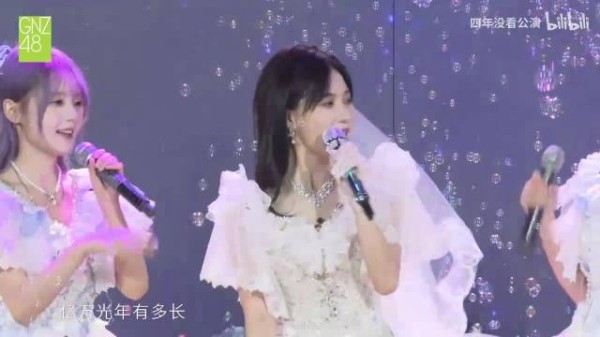 曾艾佳毕业公演献唱亿万光年,梦回初恋获颁证书