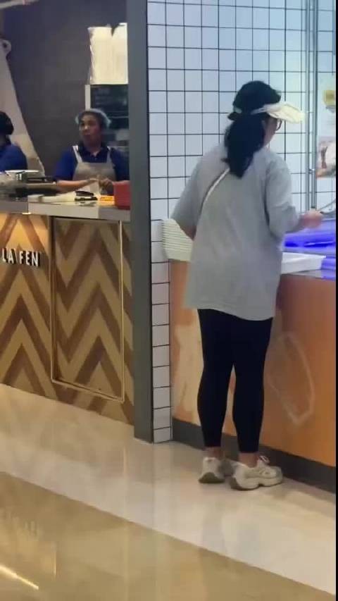 网友西安偶遇鹿晗逛街,发色瞩目