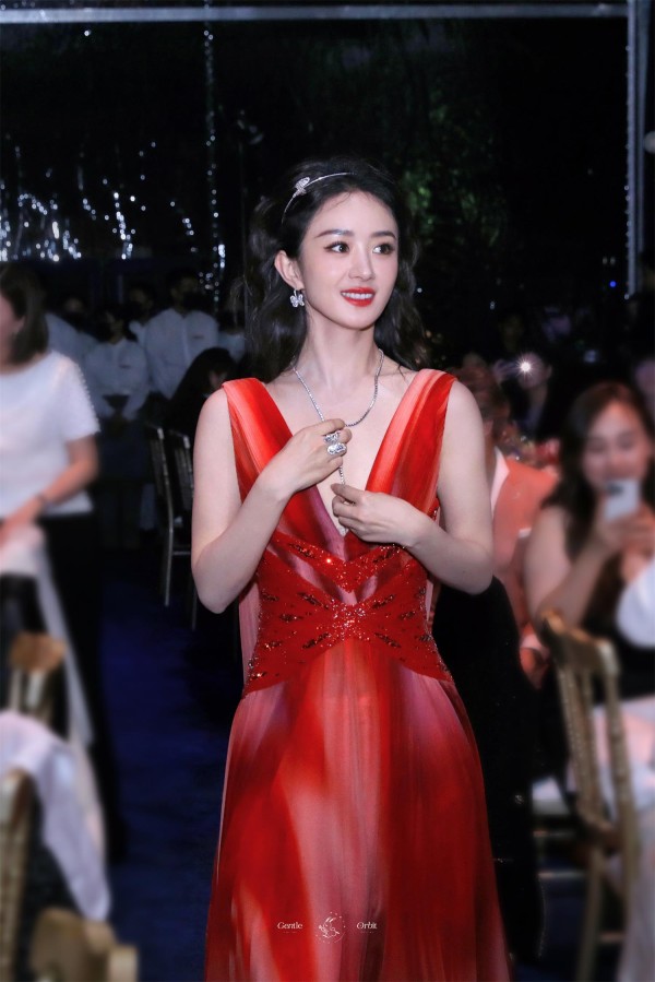 赵丽颖深V红裙参加活动，知性高贵优雅女神范儿的感觉