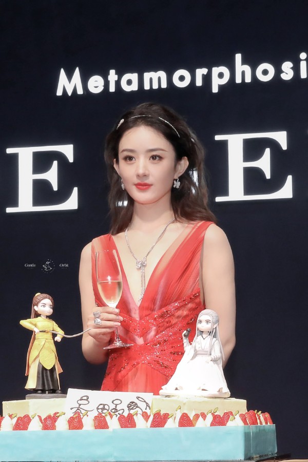 赵丽颖深V红裙参加活动，知性高贵优雅女神范儿的感觉