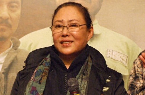 盘点婚姻之路坎坷，经历过“三入洞房”的明星。