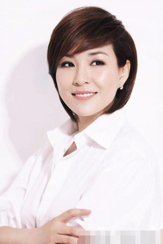 曾是央视当红女主持，杨澜说她无脑，辞职后成为集团CEO
