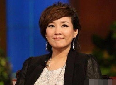 曾是央视当红女主持，杨澜说她无脑，辞职后成为集团CEO