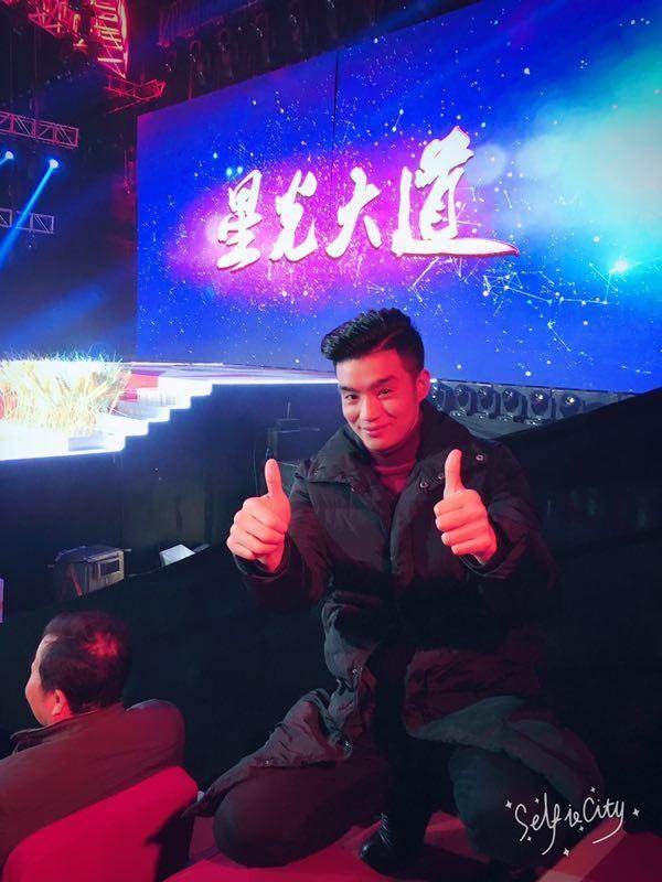 明星主持人袁大权muse酒吧受到粉丝围观