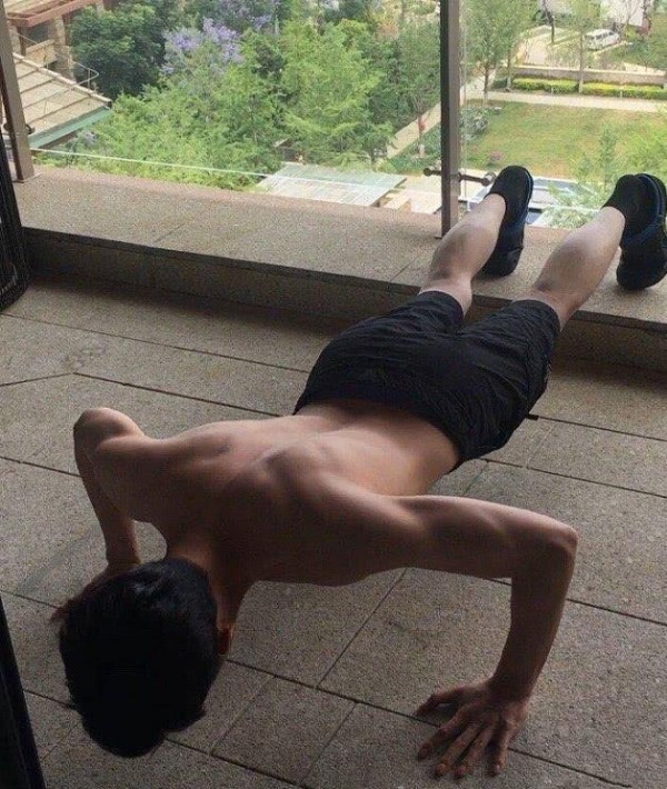 有种型男叫林更新，“穿衣显瘦，脱衣有肉”，不愧是九亿少女的梦
