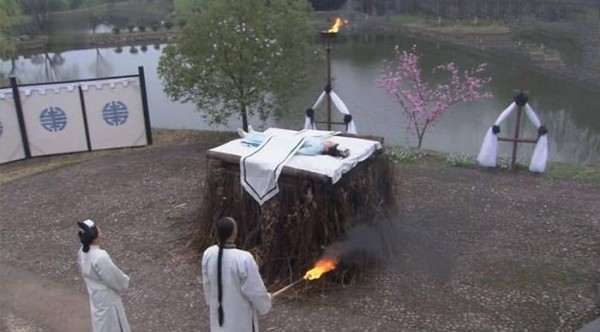 明星出演古装剧常见套路，林更新爱烧女友，刘诗诗爱救男友