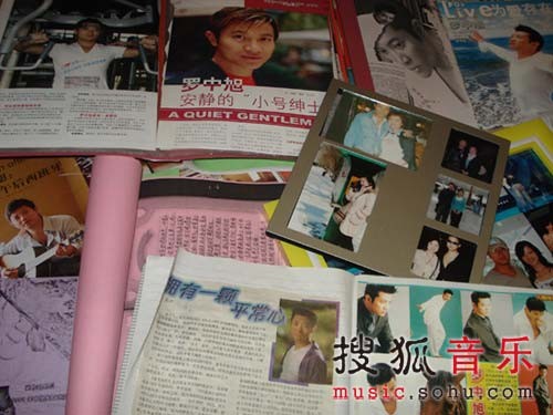 罗中旭杂志剪报、歌迷合影等珍藏品