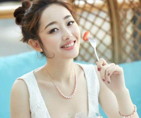明星的神奇缘分，蒋梦婕拿错迪玛希奖杯，周震南捡到杨超越身份证