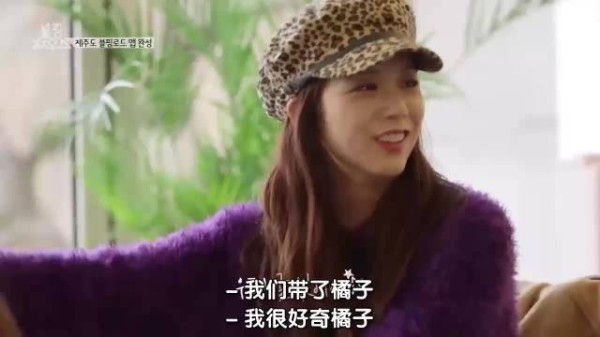 智秀逛商店,还不忘帮JENNIE买下喜欢的小饰品!