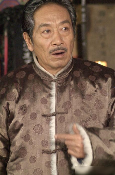 36岁女星嫁73老戏骨，婚后生下二子，自己浓妆艳抹丈夫却满脸疲惫