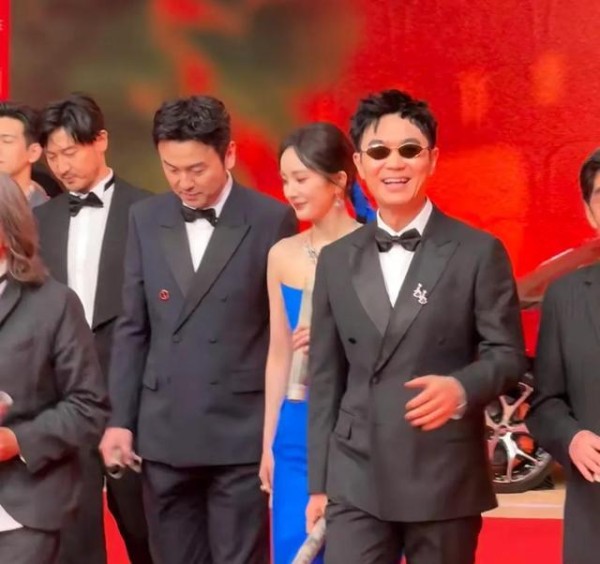 杨幂与剧组男演员红毯合影