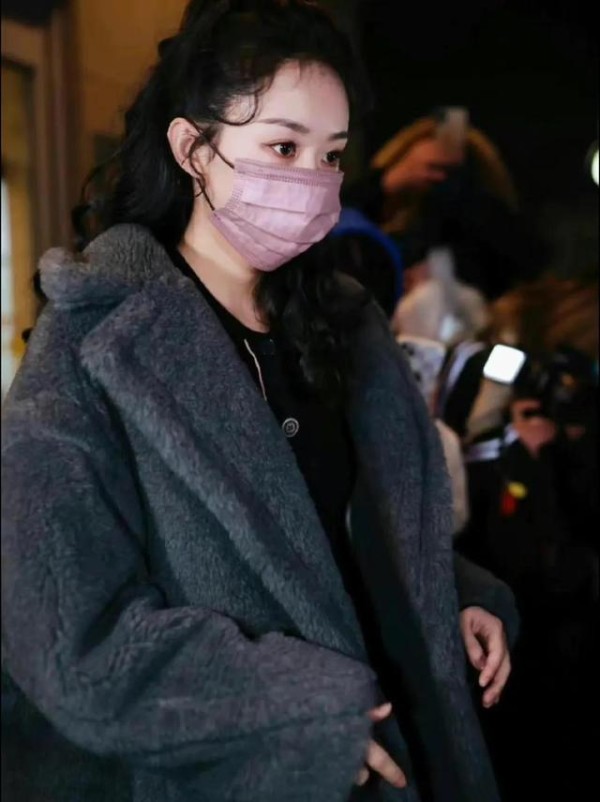 赵丽颖的穿搭好有治愈感，优雅端庄，还溢出了幸福(首发)