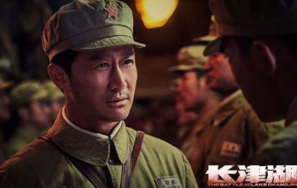 《长津湖》背后花絮大曝光！易烊千玺差点窒息，群众演员大有来头