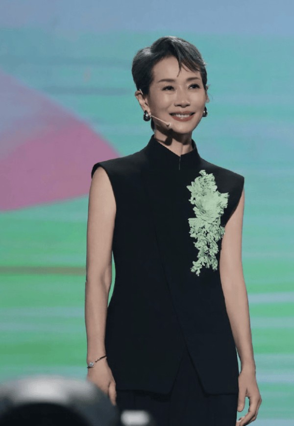 叶童笑容真挚。
