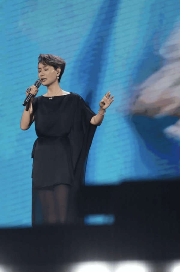 叶童声情并茂的演唱。
