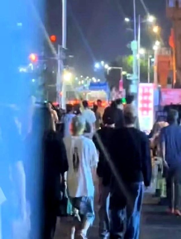 鹿晗高瀚宇西安逛街被偶遇