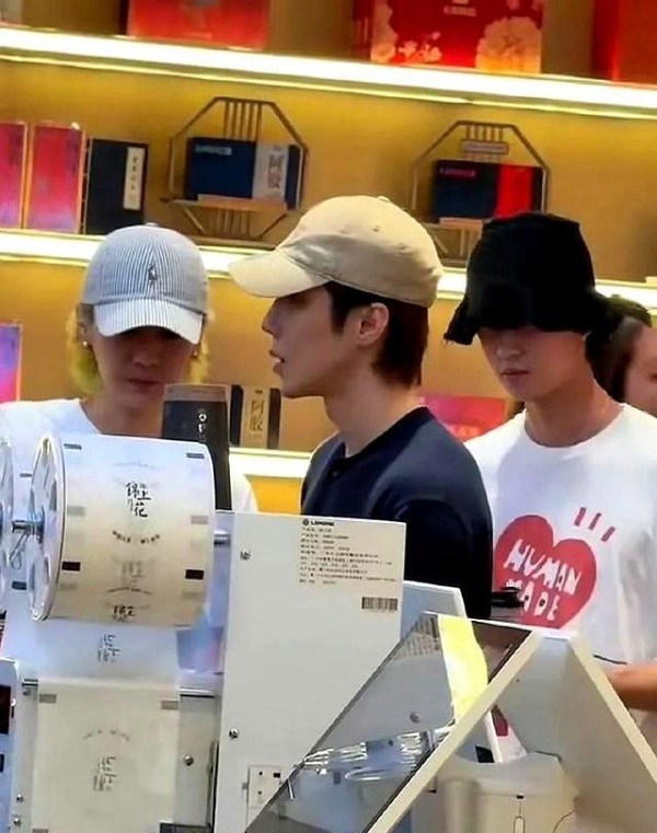 鹿晗高瀚宇西安逛街被偶遇 明星接地气引热议