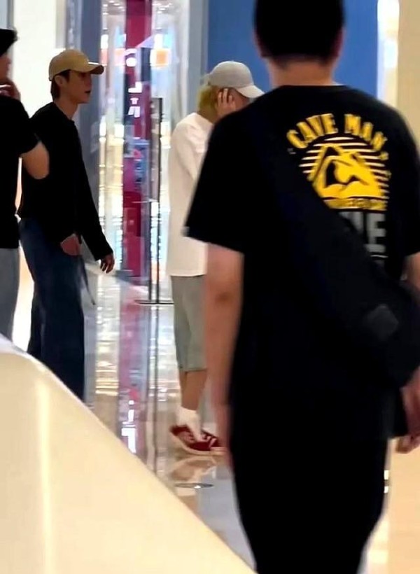 鹿晗高瀚宇西安逛街被偶遇 明星接地气引热议