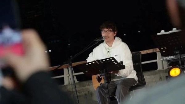 罗小罗在杨浦滨江露天演出。