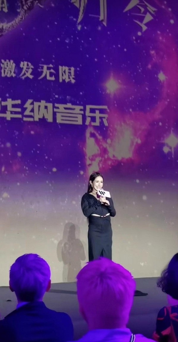 萧亚轩签约华纳唱片，重新出发，网友盛赞：娱乐圈的清莲！