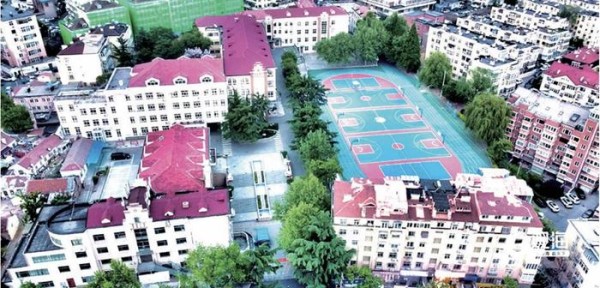 航拍青岛三十九中。 王雷 摄