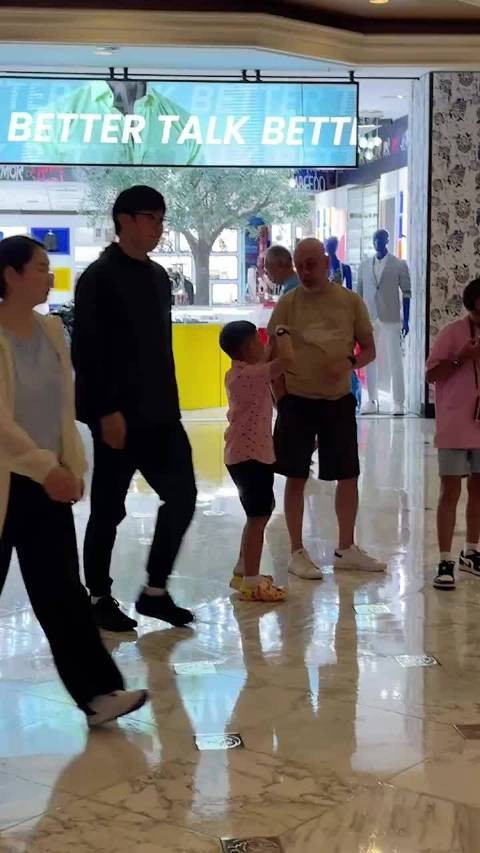 孙颖莎何卓佳赛后休闲逛街，莎莎黑短裤白外套亮相