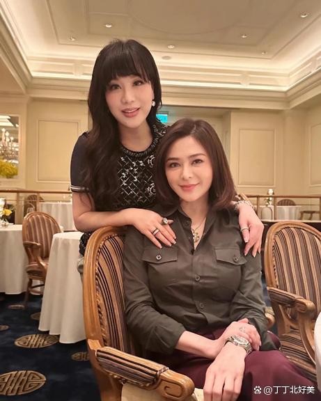 62岁关之琳带火复古穿搭：衬衫+微喇裤，高级又减龄