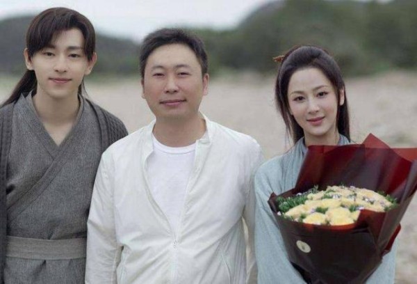 邓伦杨紫合体拍摄广告后，《香蜜》制片人诚邀两人再度合作？