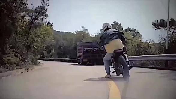 男孩在山路上飞驰，一个善意举动竟救下了交警
