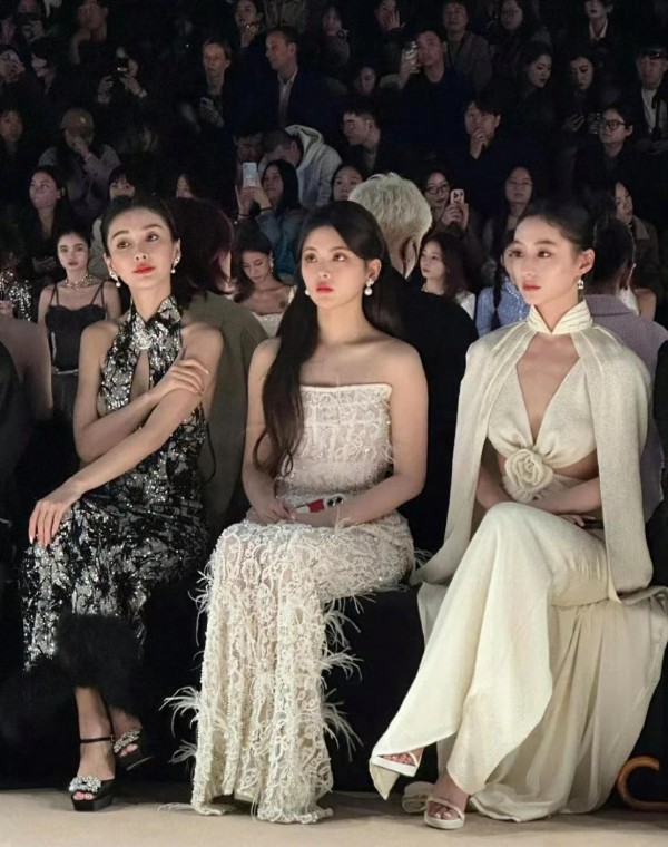 杨颖，杨超越，胡连馨秀场同框，都是小脸美女，谁更吸睛？