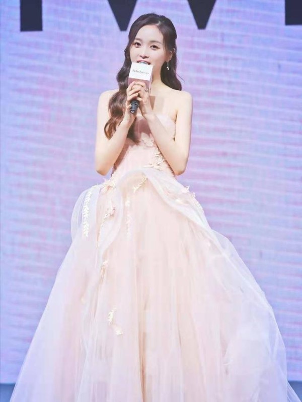 女明星的纱裙之争，杨超越被公开“处刑”，看来造型师要被扣钱了