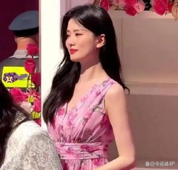乔欣一裙风波：10天热议，谁在操控时尚？