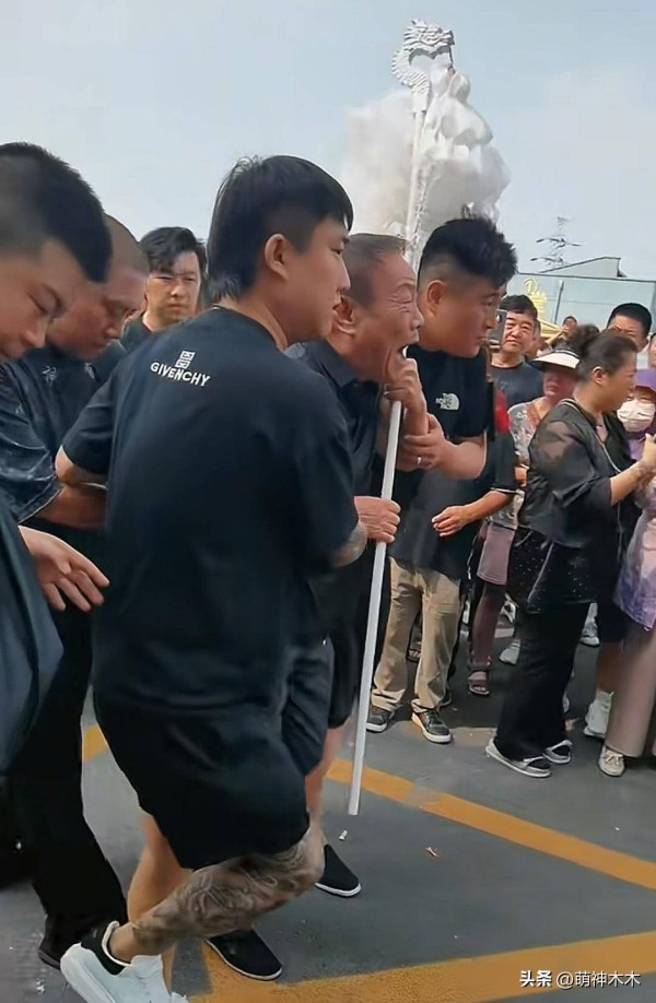 杨少华丧礼细节披露，长子坚强撑场，前儿媳现身多辆劳斯莱斯护送