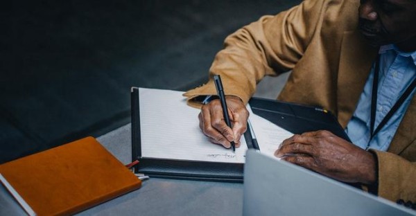 艺人舆情监控英文如何维护自己的形象和声誉
