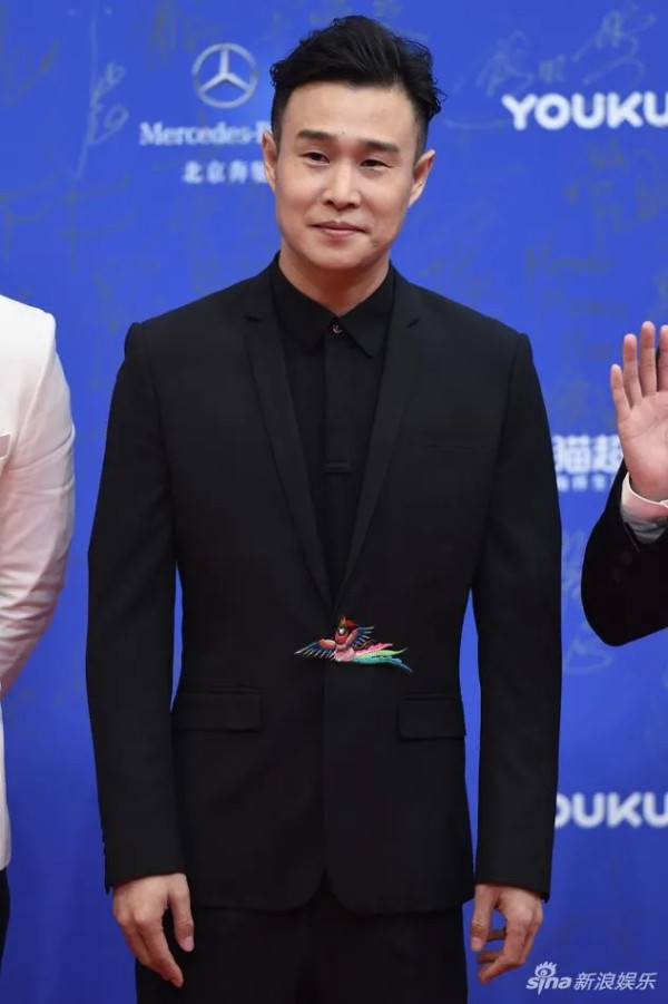小小娱乐八卦妹：当年，小沈阳在哈尔滨斯卡拉演出时，有个大老板扔上台一万块钱，让小沈阳喝啤酒，喝一瓶给100块。已经喝了7瓶的小沈阳，一咬牙又喝了二十几瓶。面对不差钱的大老板，小沈阳却没敢拿那份钱。

早年，小沈阳领着媳妇沈春阳四处跑场子，目标就是能够站在大舞台上表演。

非典那年，他们再张家口接了一个工作，因为非典，到店里没人人。老板觉得给他们5000块钱亏了。于是就把他们扣在哪，让他们给店里的客...