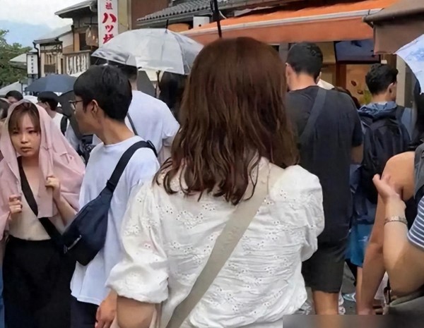 明星私服暗藏心机？揭秘顶流把基础款穿出高级感的5个作弊细节