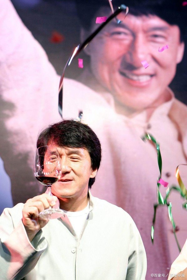 成龙：从街头小子到国际巨星的传奇之路，笑泪交织的动作传奇