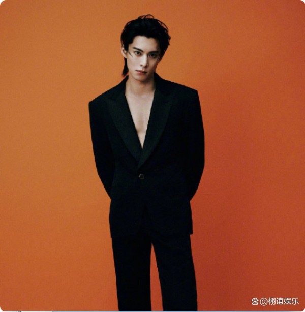 王鹤棣 LV 深V西装征服时尚圈