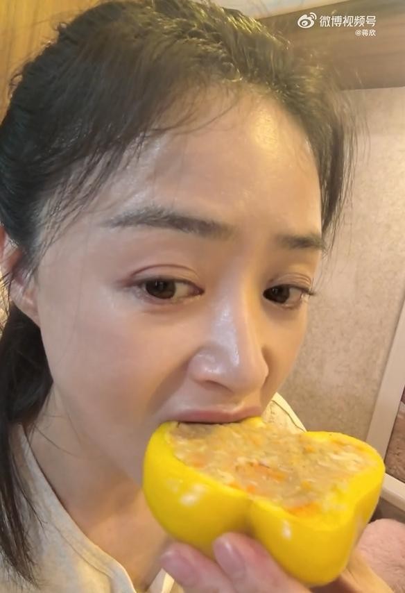 关晓彤回应蒋欣：彩椒碗放香菜更好吃 明星同款减脂餐！
