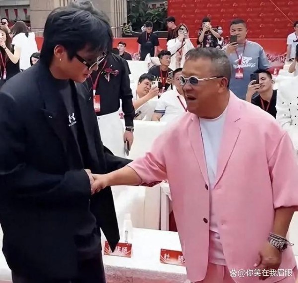 曾志伟现身厦门，与网红乔妹亲密互动引争议，网友：不必过于苛责