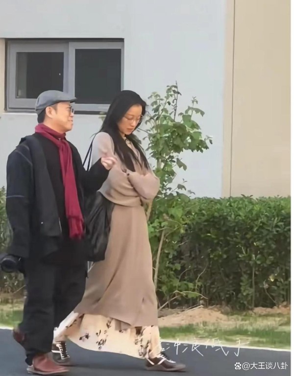 倪妮瑞士街拍红黑配火了