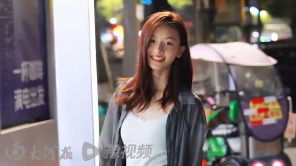 河南15岁女孩街拍走红，于正在线邀约，摄影师回应是否签公司：学业为重