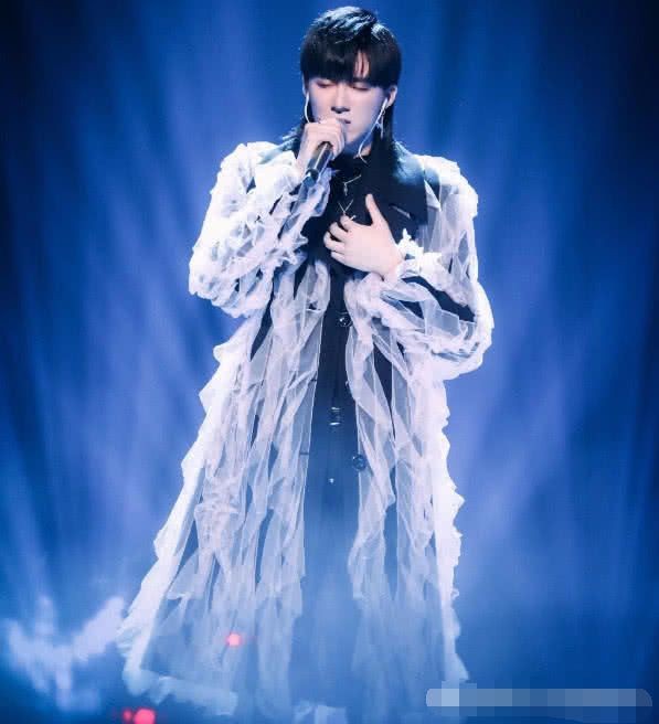他是乐坛的音乐教父，如今靠一首歌在抖音走红，网友：佩服