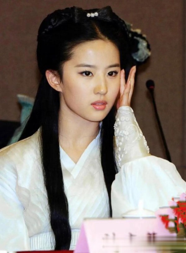 刘亦菲：从“神仙姐姐”到实力派演员的蜕变之路
