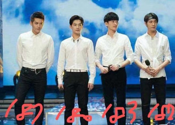 杨洋参加电影发布会，身高180厘米被质疑，和成龙差不了多少