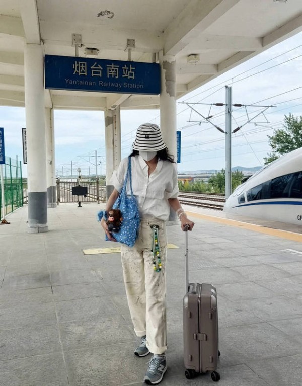 宋佳高铁站休闲装随拍 俏皮远眺灵动满分