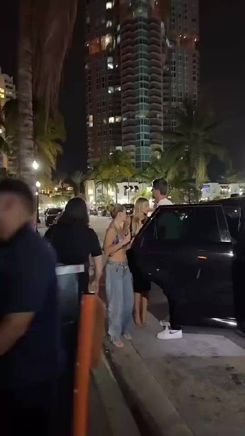 库尔图瓦携娇妻在迈阿密一家饭店吃饭，妻子颜值气质甚佳！