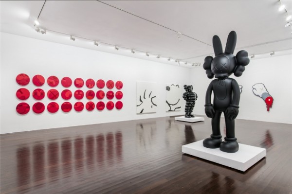 “KAWS：始于终点”展览现场 