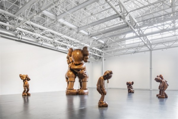 “KAWS：始于终点”展览现场 