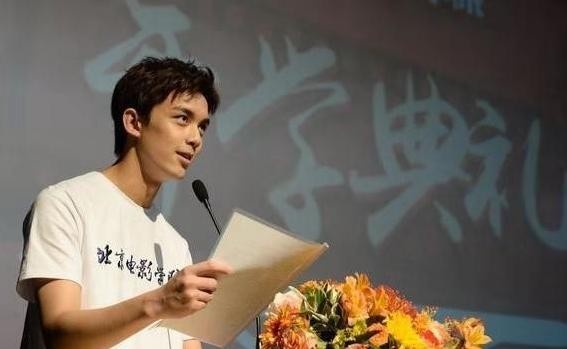 明星校园生活也无奈，吴磊关晓彤上课无人靠近，王俊凯宿舍被参观